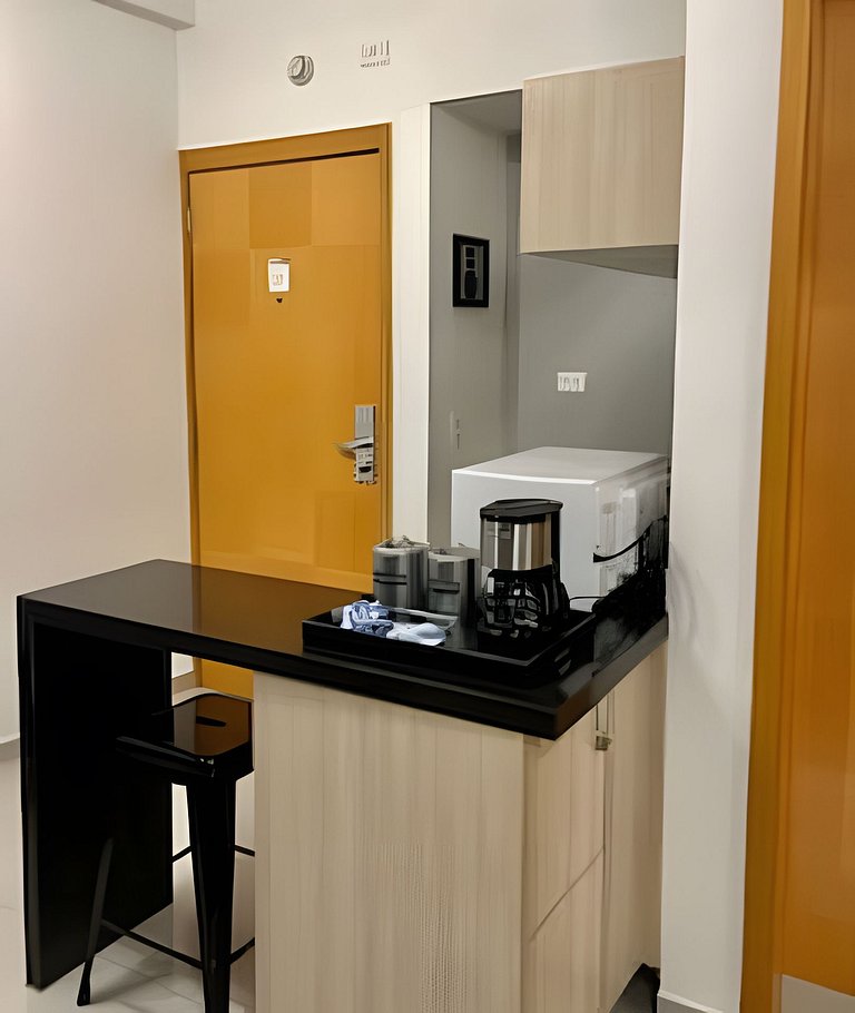 Flat no hotel Q. Paulista nos Jardins, com sacada!