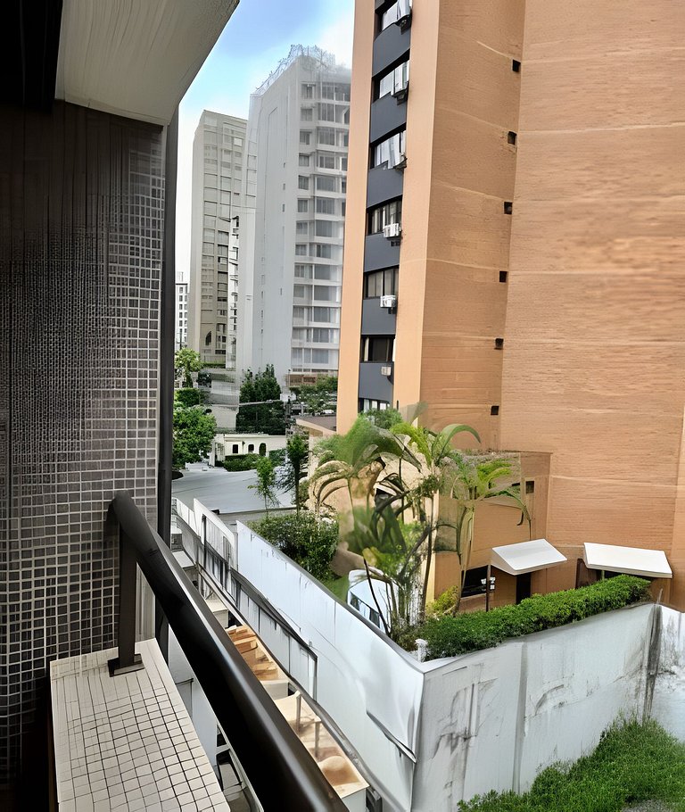 Flat no hotel Q. Paulista nos Jardins, com sacada!