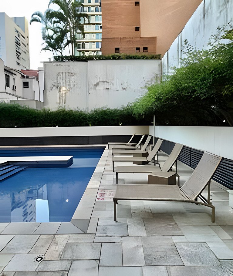 Flat no hotel Q. Paulista nos Jardins, com sacada!
