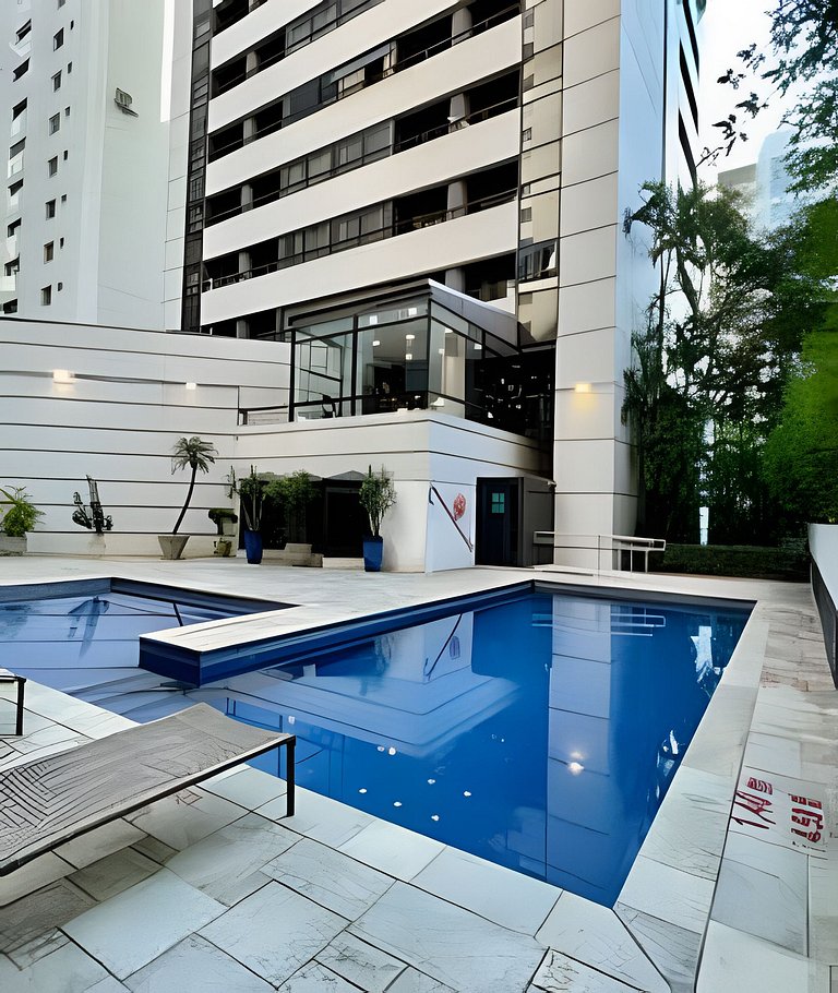 Flat no hotel Q. Paulista nos Jardins, com sacada!
