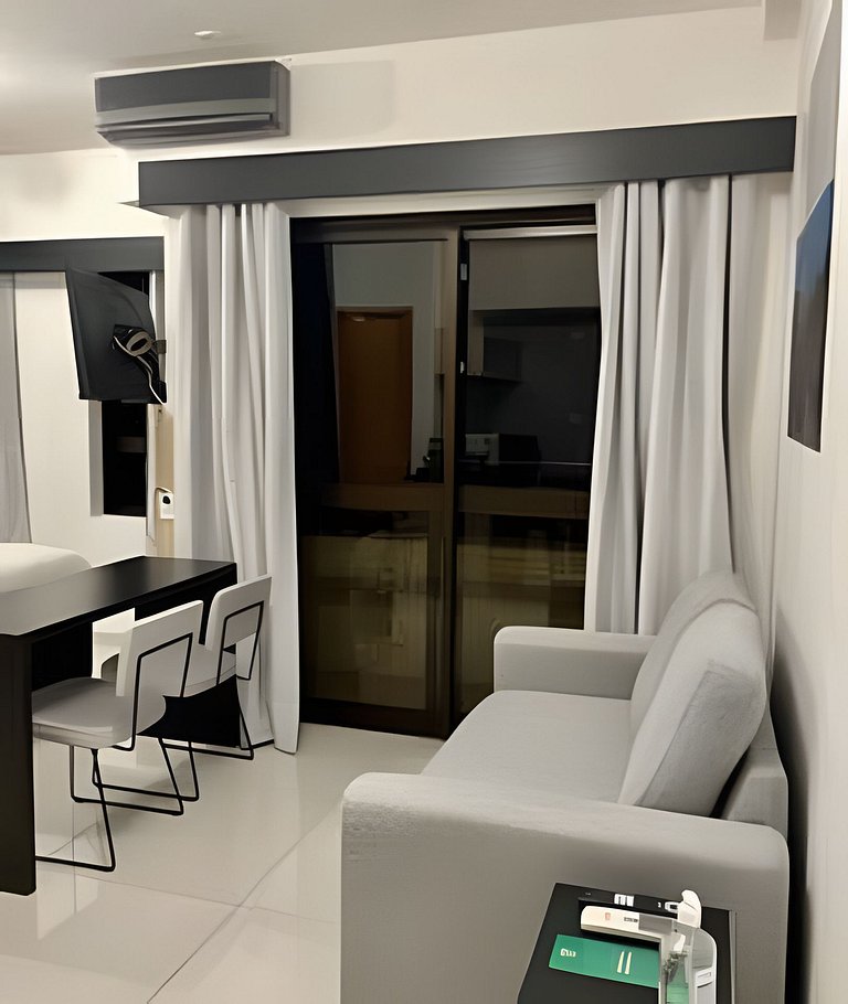 Flat no hotel Q. Paulista nos Jardins, com sacada!